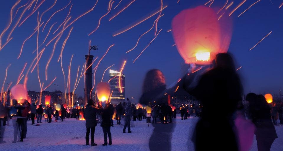 Langzeitbelichtungsaufnahme von Menschen beim Start von Papierlaternen anlässlich des Internationalen Frauentags, St. Petersburg, Russland (© Yury Goldenshteyn/Corbis) &copy; (Bing Germany)