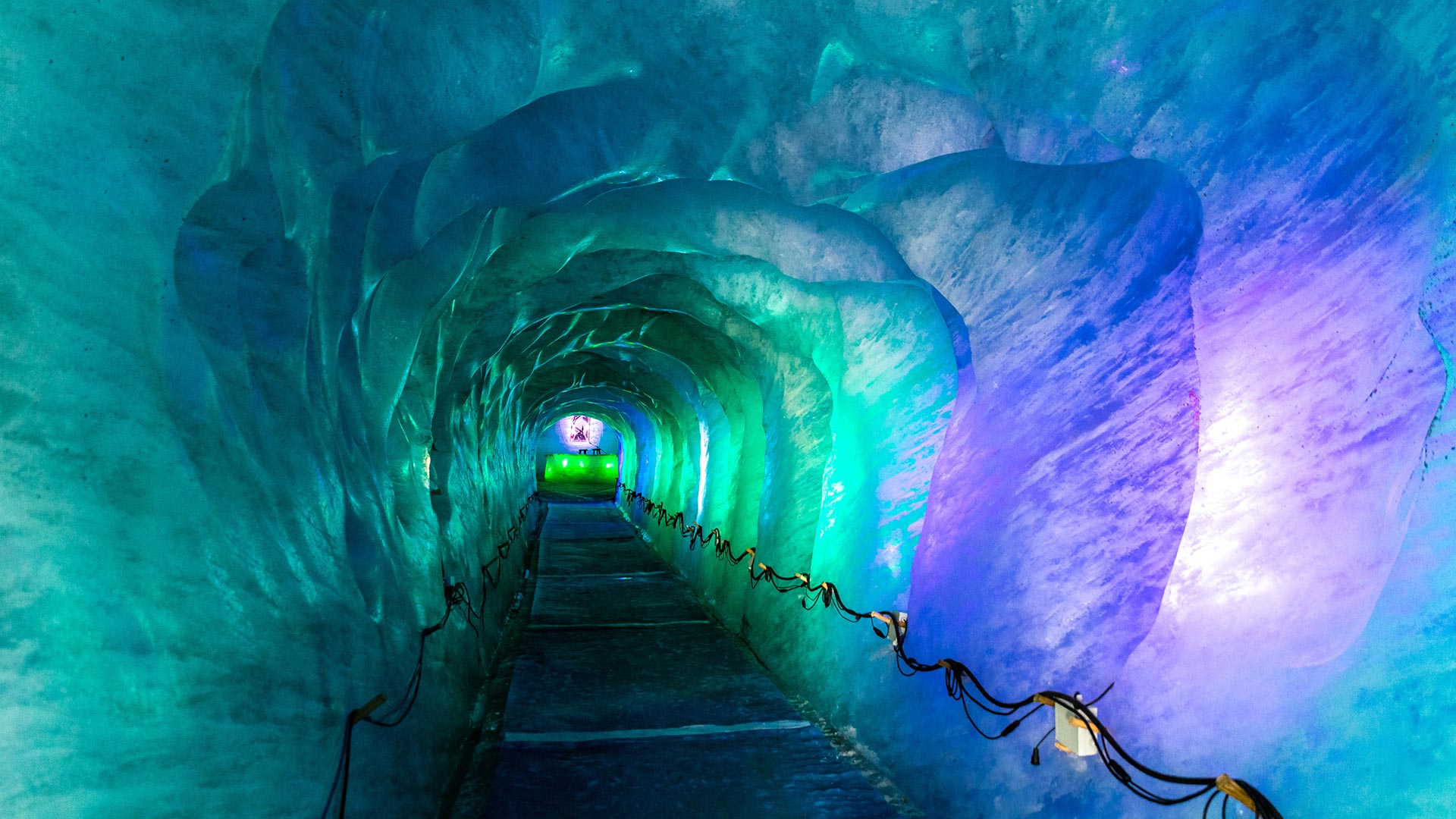 Grotte de la Mer de Glace, Chamonix, France (© z_m photo/Adobe Stock)(Bing France)