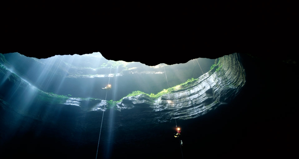 People spelunking in Neversink Pit, Jackson County, Alabama, USA -- George Steinmetz/Corbis &copy; (Bing United Kingdom)
