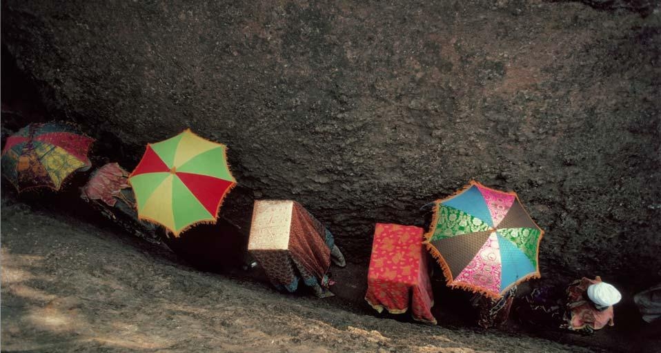 Prêtres éthiopiens chrétiens orthodoxes portant le Tabot, une réplique de l’Arche d’alliance, lors du Timket (Épiphanie) à Lalibela, Éthiopie (© Kazuyoshi Nomachi/Corbis) &copy; (Bing France)