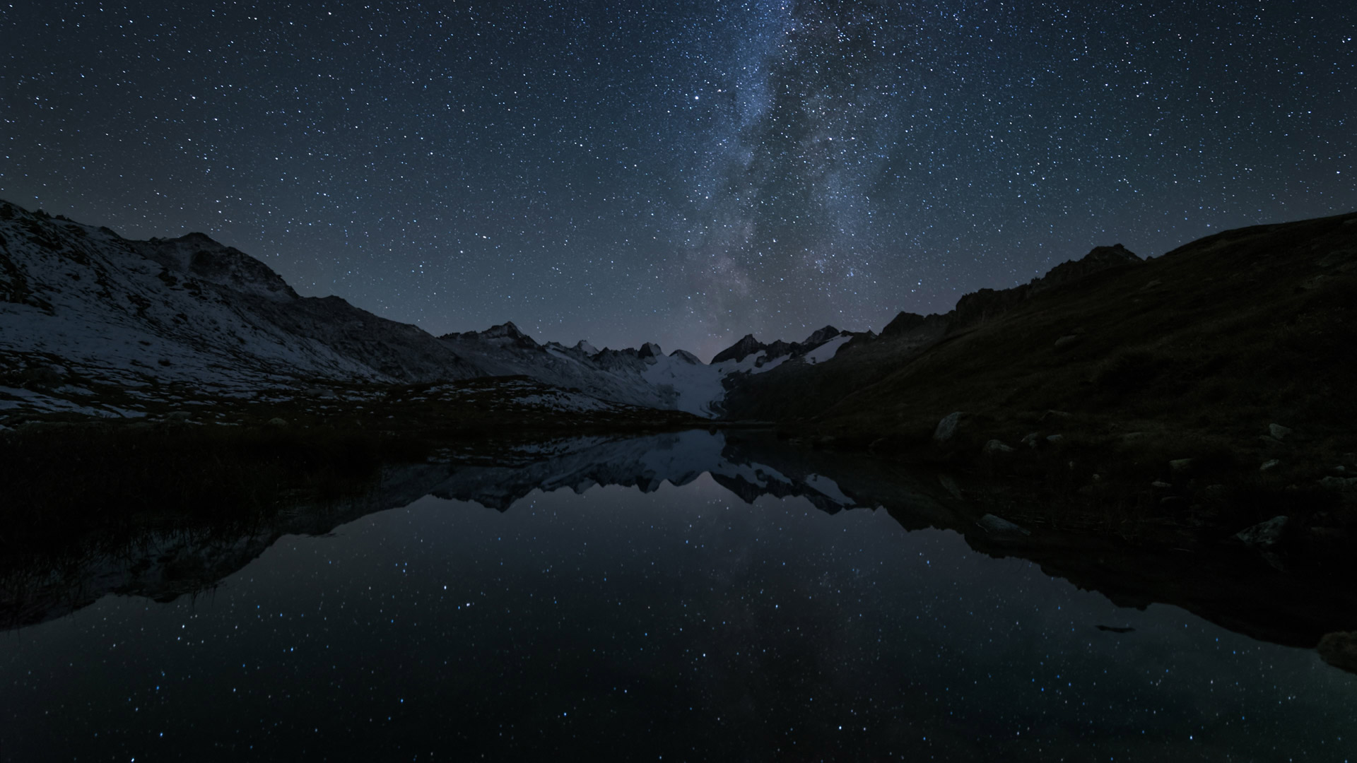 Stars reflecting in Totensee, a mountain lake at Grimsel Pass, Kanton Bern, Switzerland (© magodevita/Getty Images)(Bing United Kingdom)