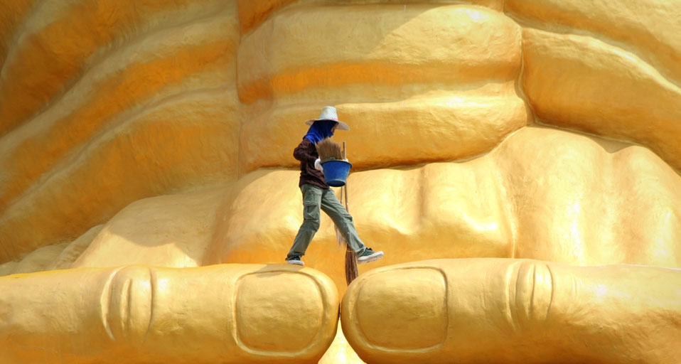 Un ouvrier travaillant sur la statue de Luang Pu Thuad près d’Ayutthaya, Thaïlande (© Kozz Lig /Demotix/Corbis) &copy; (Bing France)