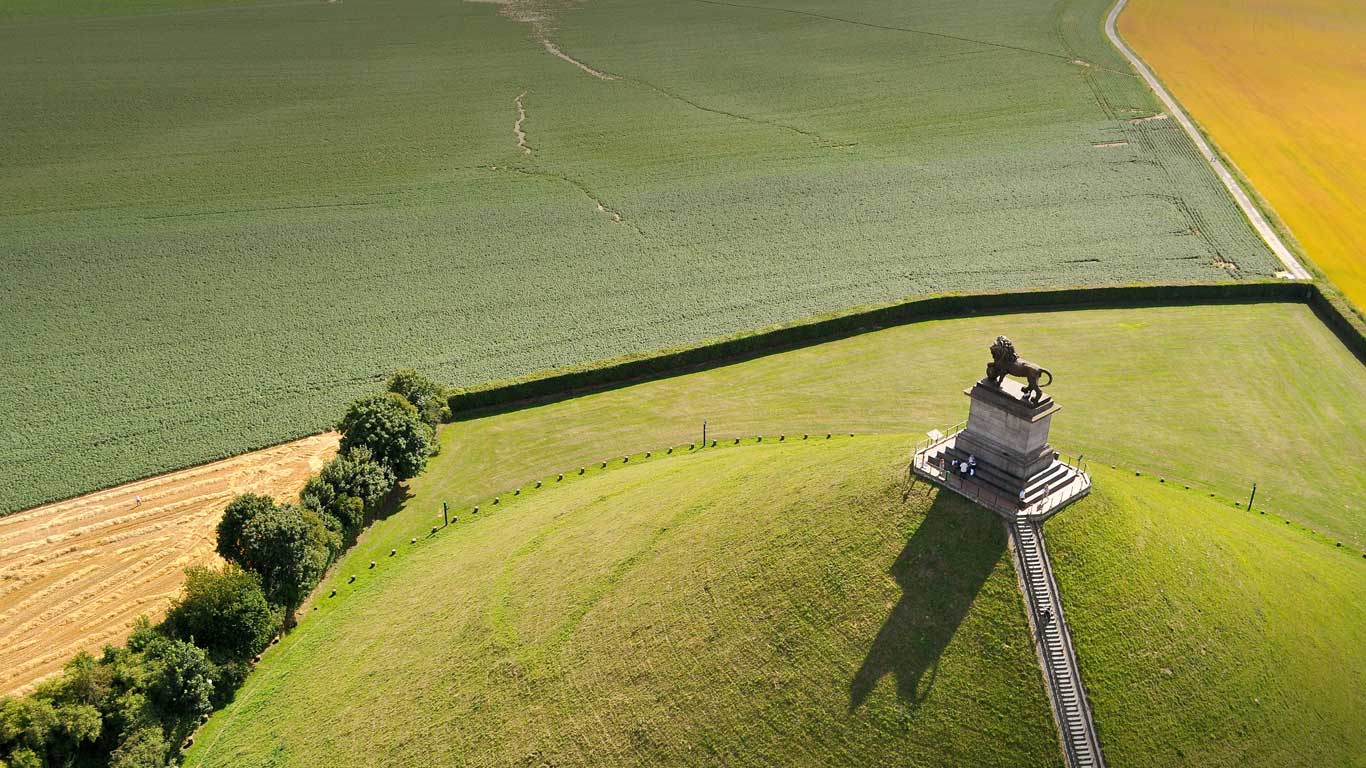 Vue aérienne de la Butte du Lion  commémorant la bataille de Waterloo, Braine-l’Alleud, Belgique (© Jean-Philippe Van Damme/REX)(Bing France)