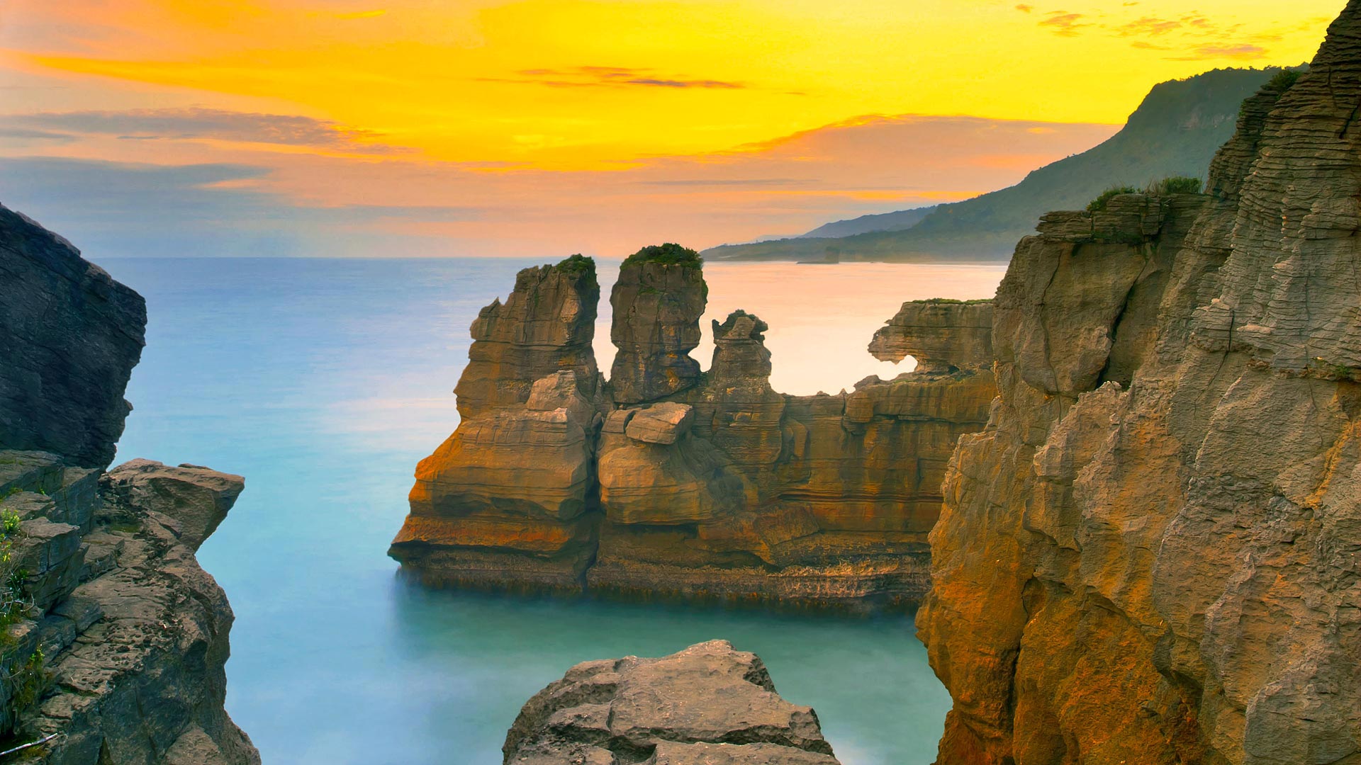 The Tasman Sea from Punakaiki on South Island, New Zealand (© Maurizio Rellini/Sime/eStock Photo)(Bing United States)