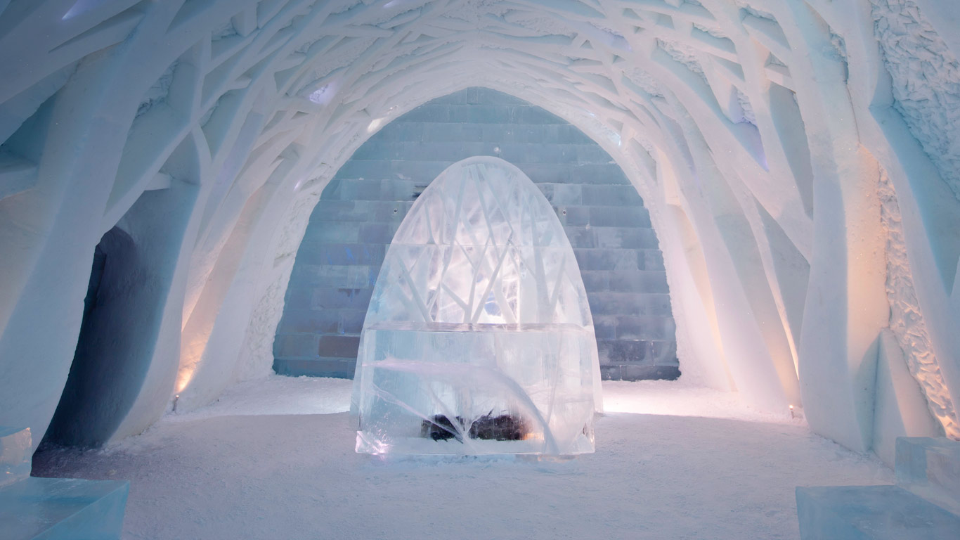 Entrance foyer inside the Ice Hotel in Kiruna, Sweden (© David Clapp/Getty Images)(Bing United Kingdom)