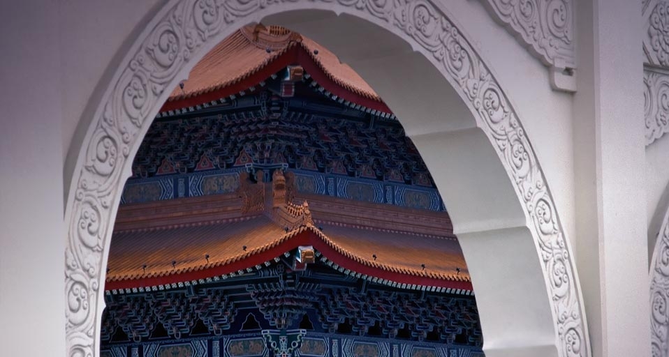 The National Theatre viewed through the gate to Chiang Kai-shek Memorial Hall, Taipei, Taiwan (© Danita Delimont/Gallo Images/Getty Images) &copy; (Bing Canada)