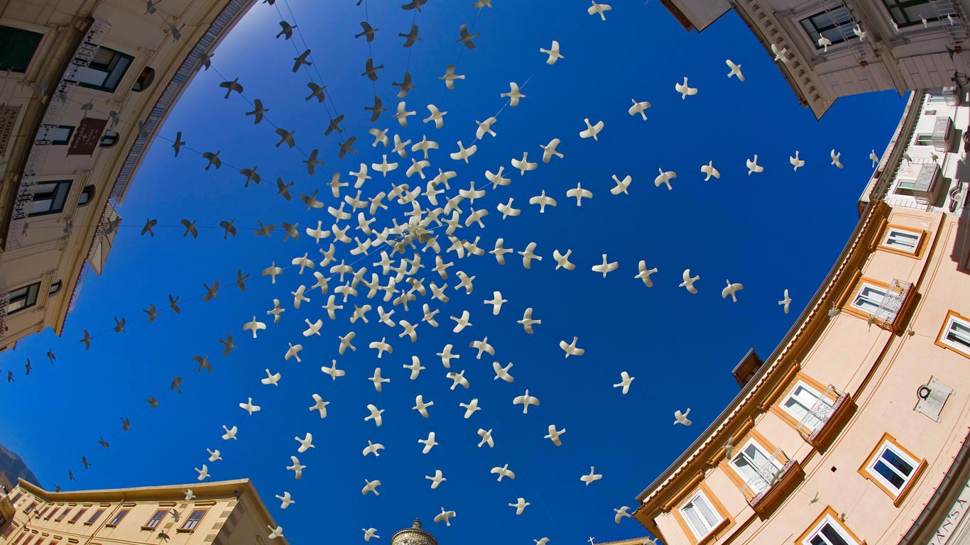 大教堂广场上方的白鸽装置艺术，意大利阿马尔菲 (© LatitudeStock – TTL/Getty Images)(Bing China)