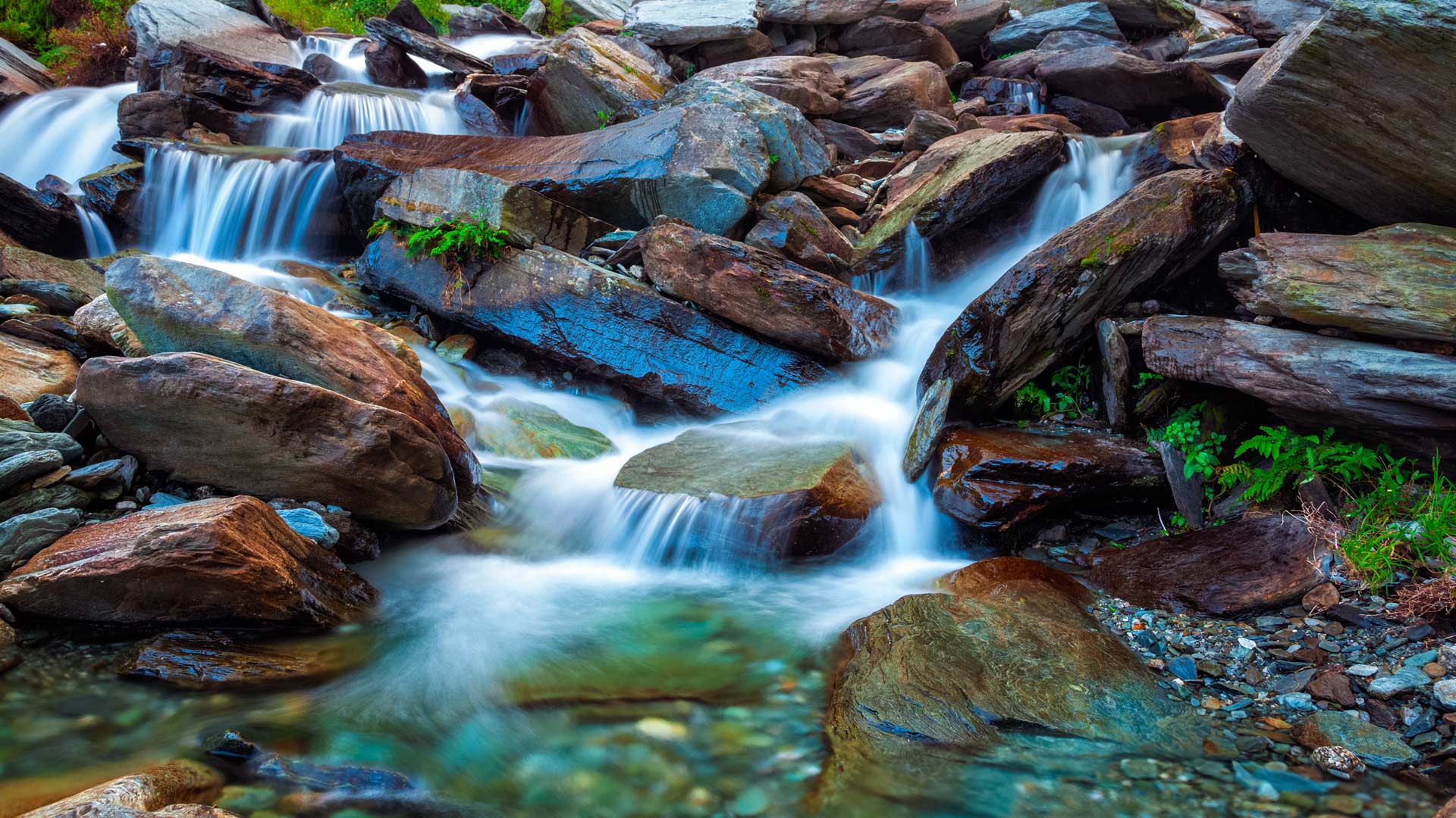 Bhagsu的热带瀑布，印度喜马偕尔邦 (© f9photos/iStock/Getty Images Plus)(Bing China)