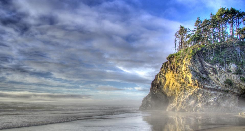 Hug Point on the coast of Oregon, USA (© Tanmay Ganacharya) &copy; (Bing United Kingdom)