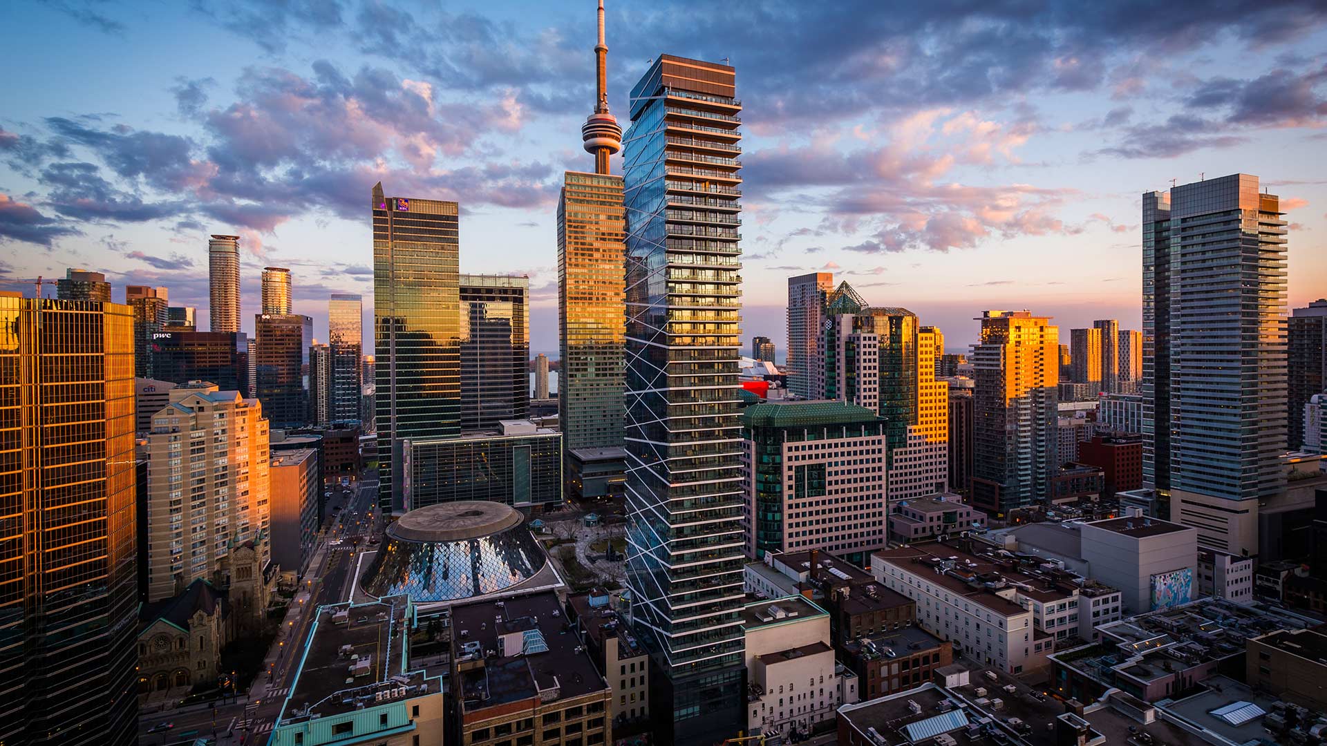 View of modern buildings at sunset in downtown Toronto (© Jon Bilous/Shutterstock)(Bing Canada)