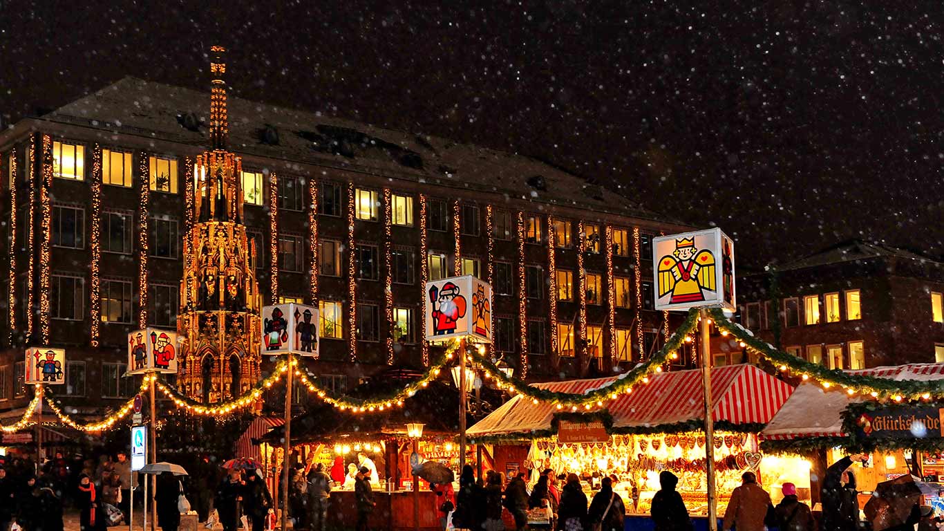 Nürnberger Christkindlesmarkt auf dem Hauptmarkt in der Altstadt von Nürnberg (© Rüdiger Hess/geo-select fotoArt)(Bing Deutschland)