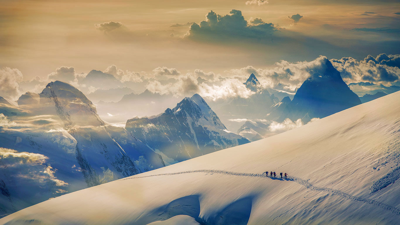 Climbers ascending Jungfrau, in the Bernese Alps, Switzerland (© plainpicture/Cultura/Lost Horizon Images)(Bing Canada)