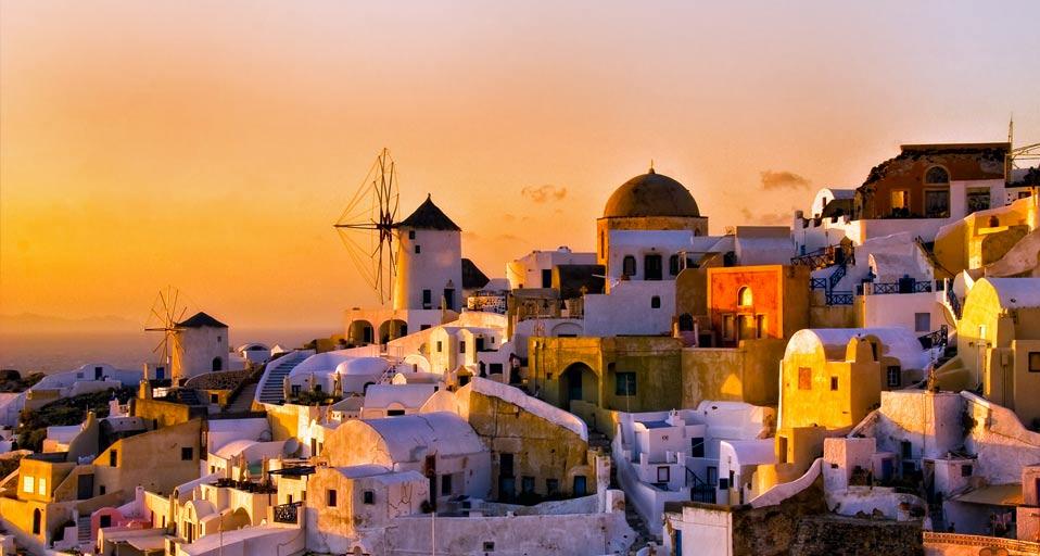 Oia at sunset on Thíra, Santoríni, Greece (© John C. House/Getty Images)(Bing United Kingdom)
