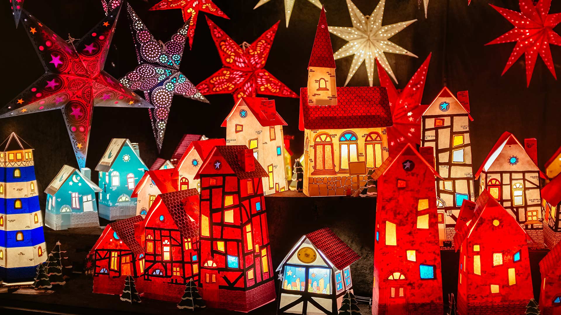 Leuchtende Papierhäuschen and Weihnachtssterne auf einem Weihnachtsmarkt in Hannover, Niedersachsen (© Elena Eliachevitch/Getty Images)(Bing Deutschland)