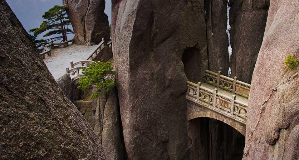 Bridge in the Huangshan mountain range, Anhui Province, China (© Frank Lukasseck/Corbis) &copy; (Bing United Kingdom)