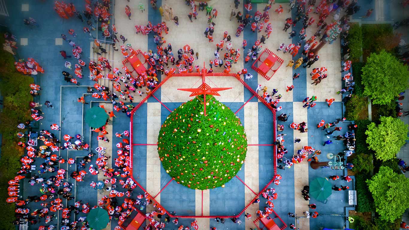 SantaCon parade in Union Square, San Francisco, California, USA (© Mint Images/Aurora Photos)(Bing United Kingdom)