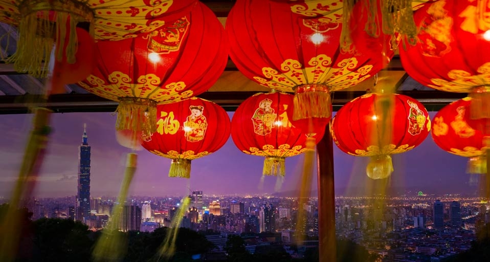 Taipei 101 tower seen in the distance from a temple festooned with paper lanterns in Taipei, Taiwan (© Marc Dozier/Hemis/Corbis) &copy; (Bing United Kingdom)