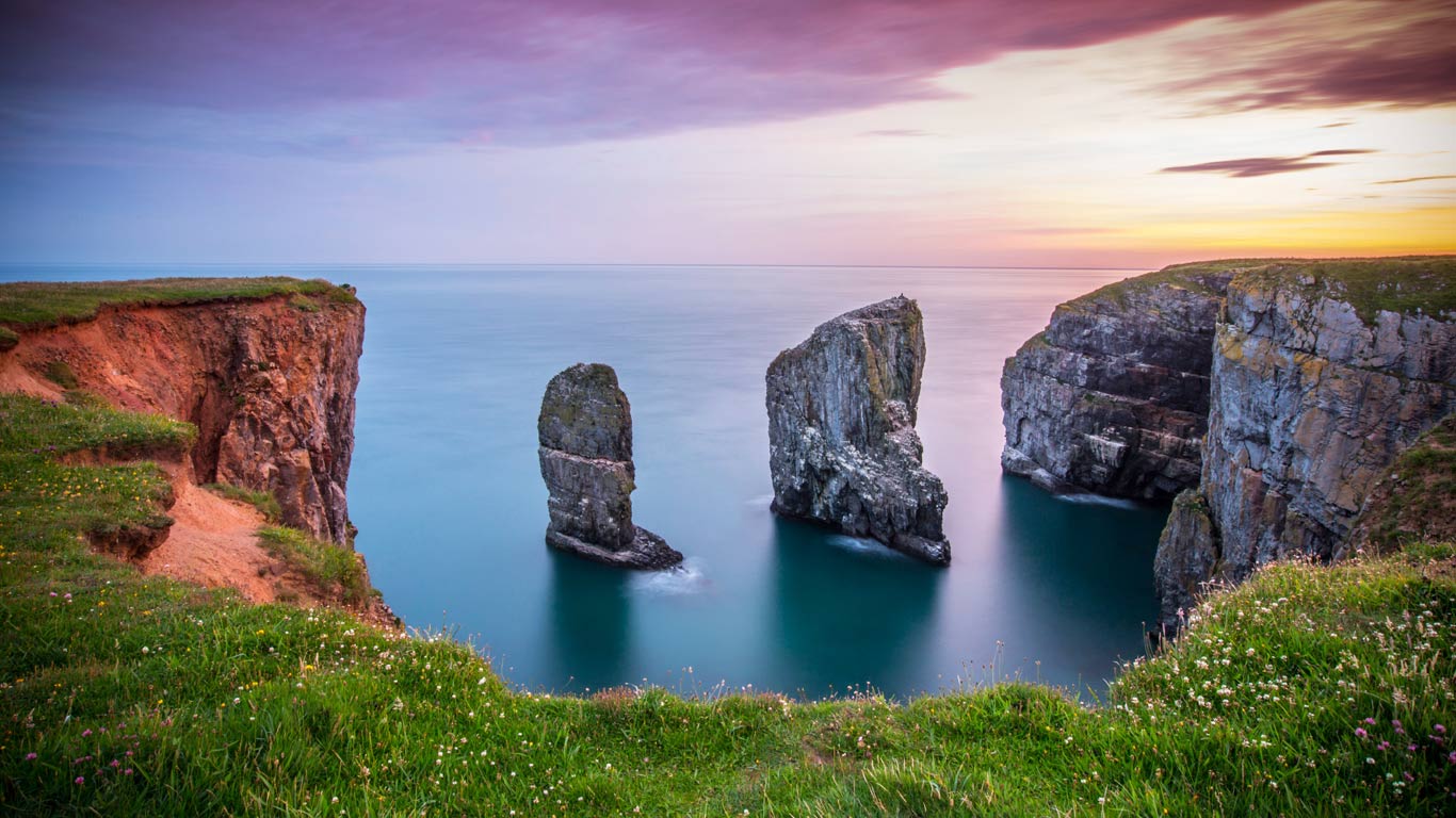 Stack Rocks at Castlemartin on the Pembrokeshire coastline, West Wales (© James Davies/Alamy)(Bing United Kingdom)
