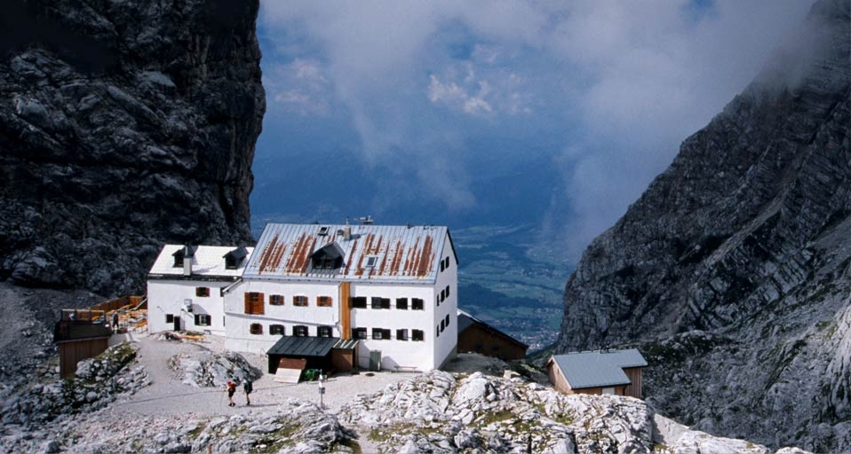 Blick auf das Riemannhaus im Steinernen Meer (© Grant Dixon/lonelyplanetimages) &copy; (Bing Germany)