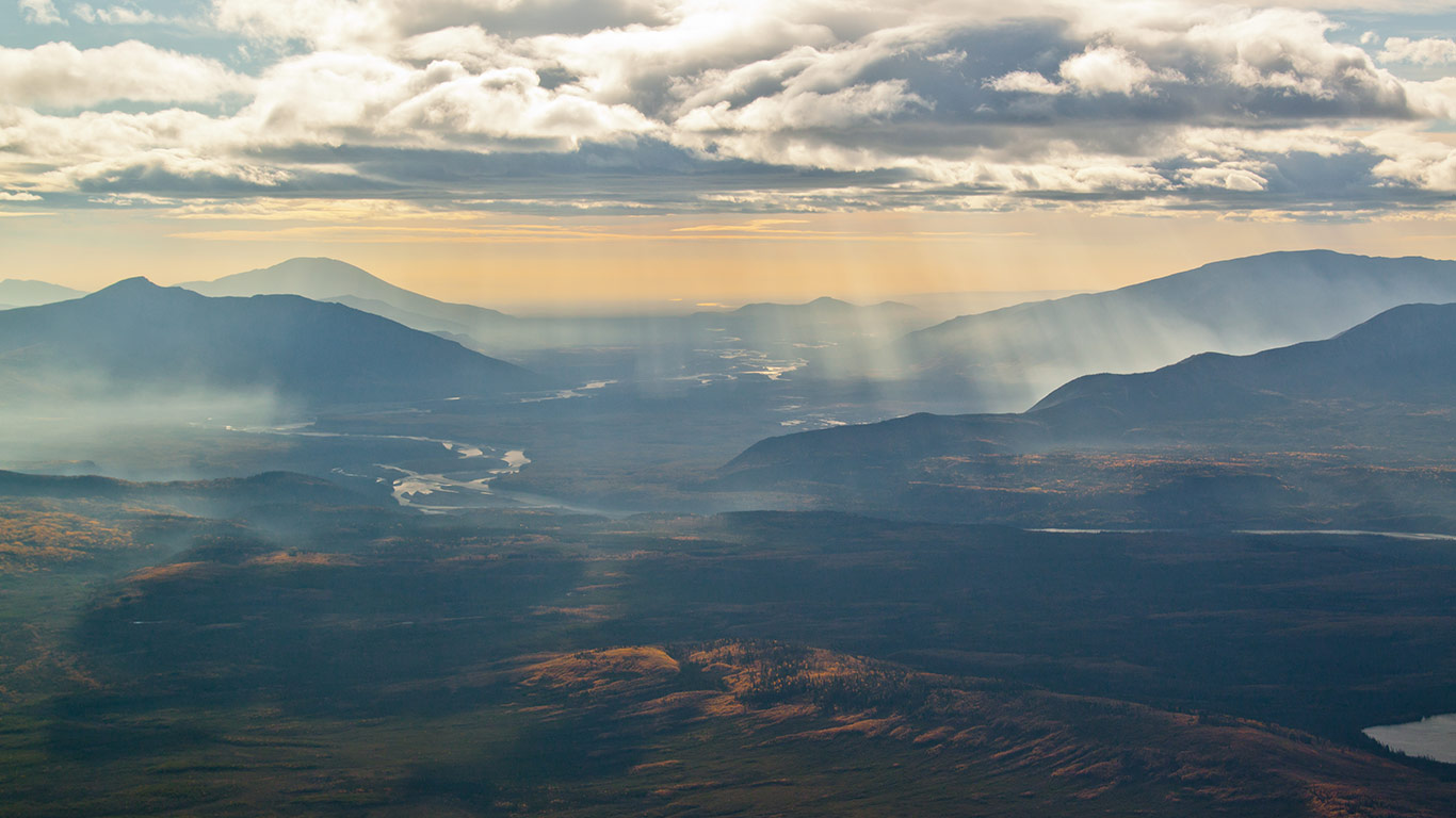 The Jackknife Mountains and river valley viewed from an airplane in NWT (© hclphotography/Getty Images)(Bing Canada)