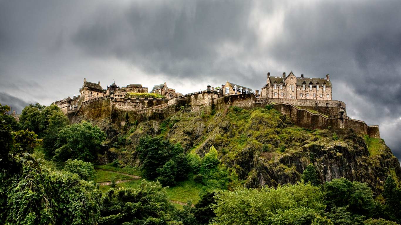 Edinburgh Castle, Scotland (© Raul Belinchon/Gallery Stock)(Bing United Kingdom)