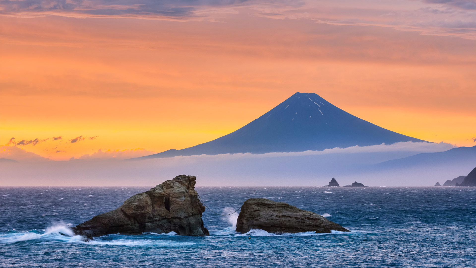 Mount Fuji and twin rocks (Ushitukiiwa) in Matsuzaki, Japan (© Tommy Tsutsui/Getty Images)(Bing United Kingdom)