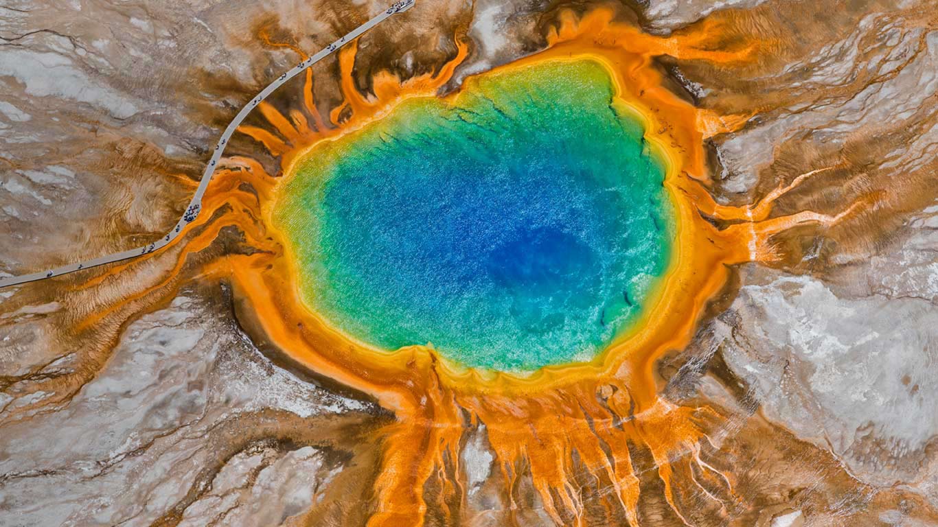 Grand Prismatic Spring at Yellowstone National Park, USA (© Media Drum World/Aurora Photos)(Bing United Kingdom)