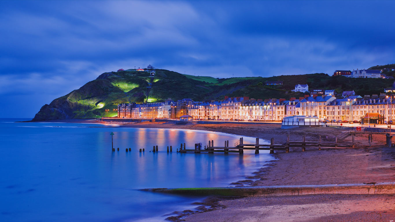 The seafront and promenade of Aberystwyth in Ceredigion, Wales (© Riccardo Spila/SIME/eStock Photo)(Bing United Kingdom)
