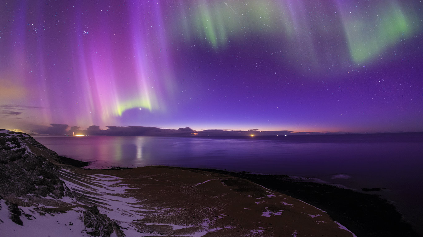 Aurora Borealis over the coast of Iceland (© Babak Tafreshi/Nimia)(Bing United Kingdom)