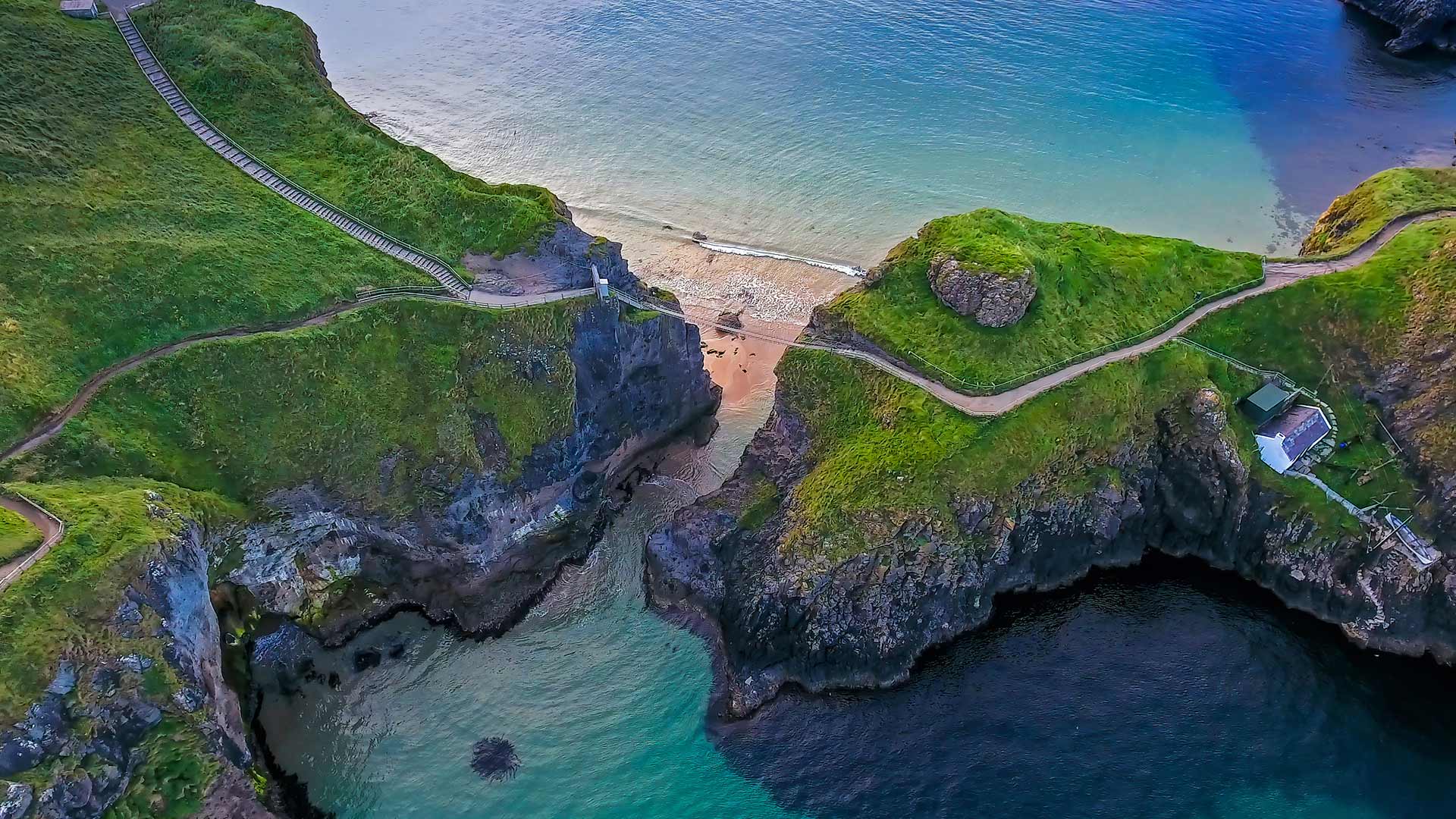 Carrick-a-Rede rope bridge connecting two cliffs near Ballintoy, County Antrim, Northern Ireland (© NordicMoonlight/iStock/Getty Images Plus)(Bing United Kingdom)