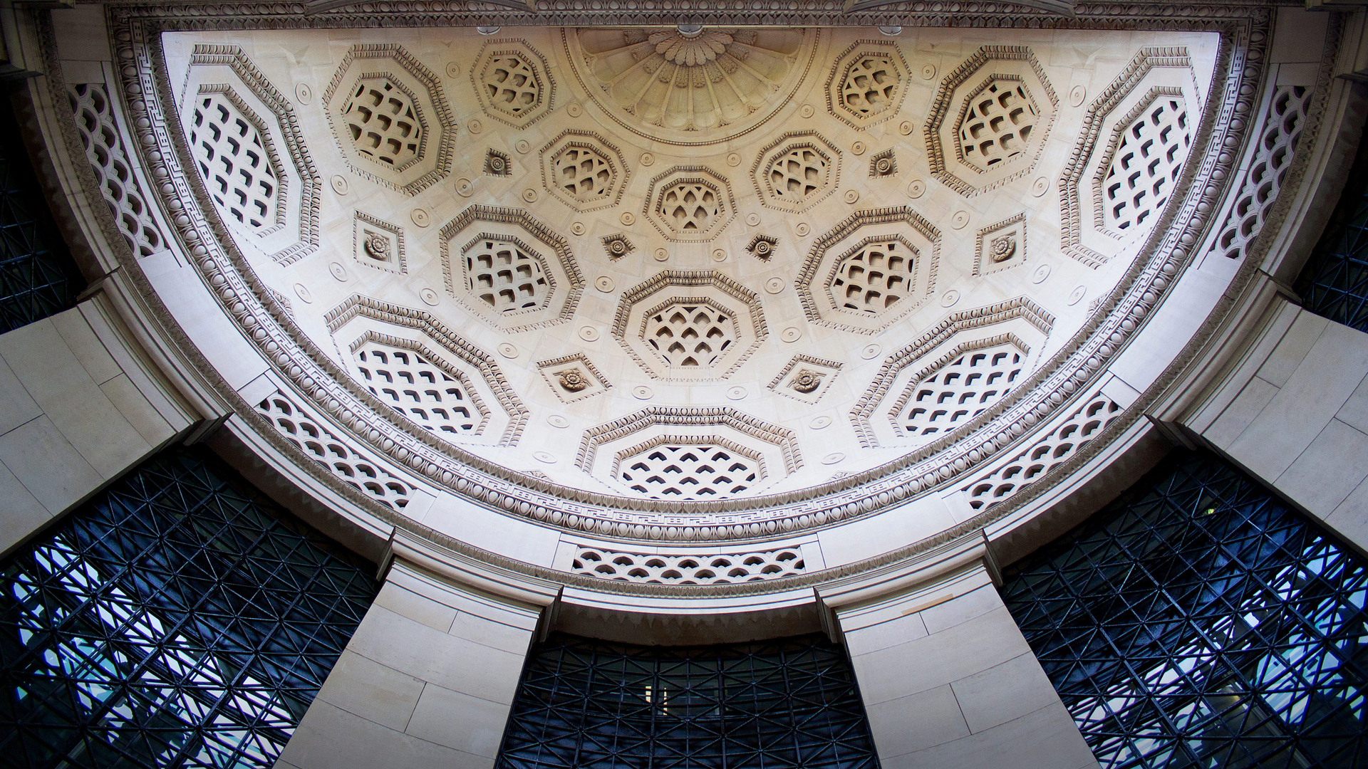 Ceiling above gate of Bush House, former HQ of BBC World Service (© LillaSam/Shutterstock)(Bing United Kingdom)