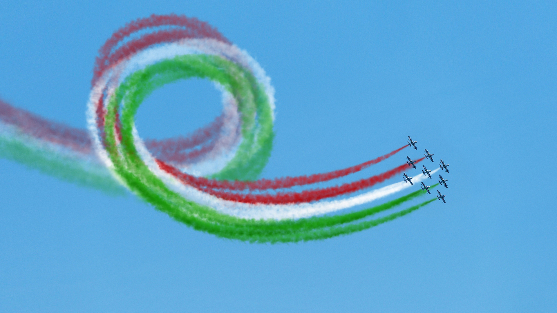 Esibizione della Pattuglia Acrobatica Nazionale, conosciuta come le Frecce Tricolori (© canbedone/Getty images)(Bing Italia)