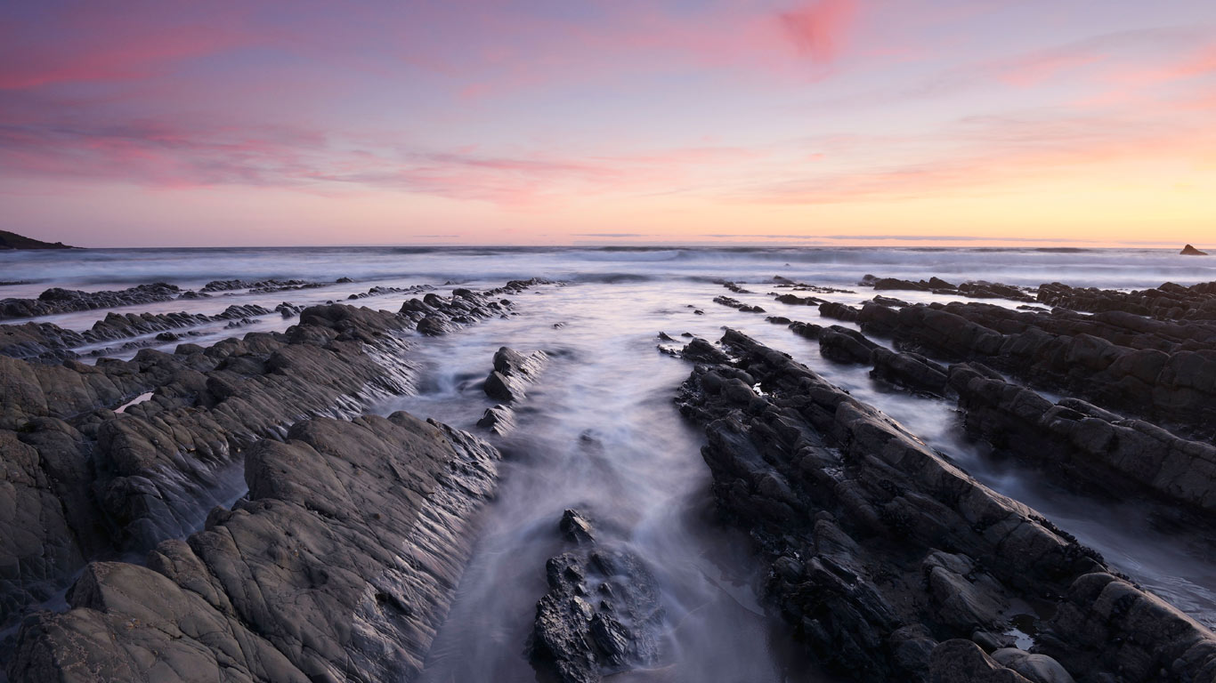 Jagged rocks at Welcombe Mouth, North Devon (© Stephen Spraggon/Alamy)(Bing United Kingdom)