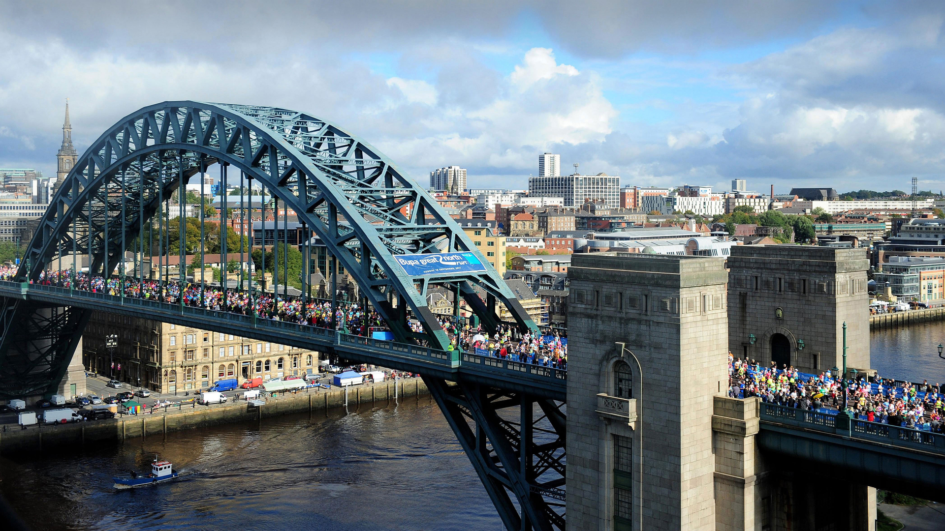 Runners cross the Tyne Bridge during the BUPA Great North Run in Newcastle (© Owen Humphreys – PA Images/Getty Images)(Bing United Kingdom)