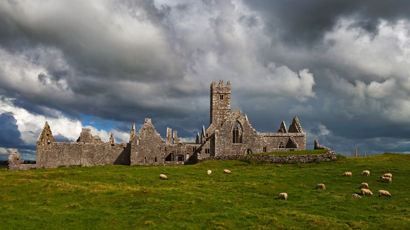 Das Kloster Ross Errilly, County Galway, Irland (© Plainpicture)(Bing Deutschland)