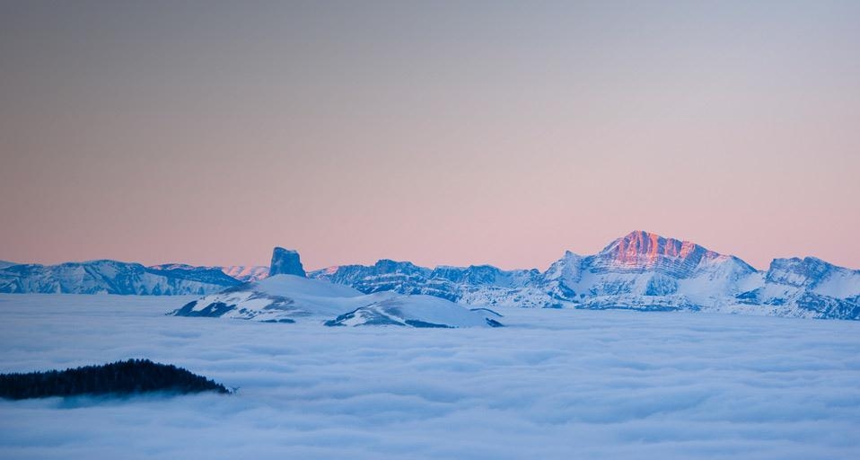 Mont Aiguille et massif du Vercors au-dessus d’une mer de nuages, depuis Chamrousse, département de l’Isère, Rhône-Alpes (© Christophe Debelmas/Getty images) &copy; (Bing France)