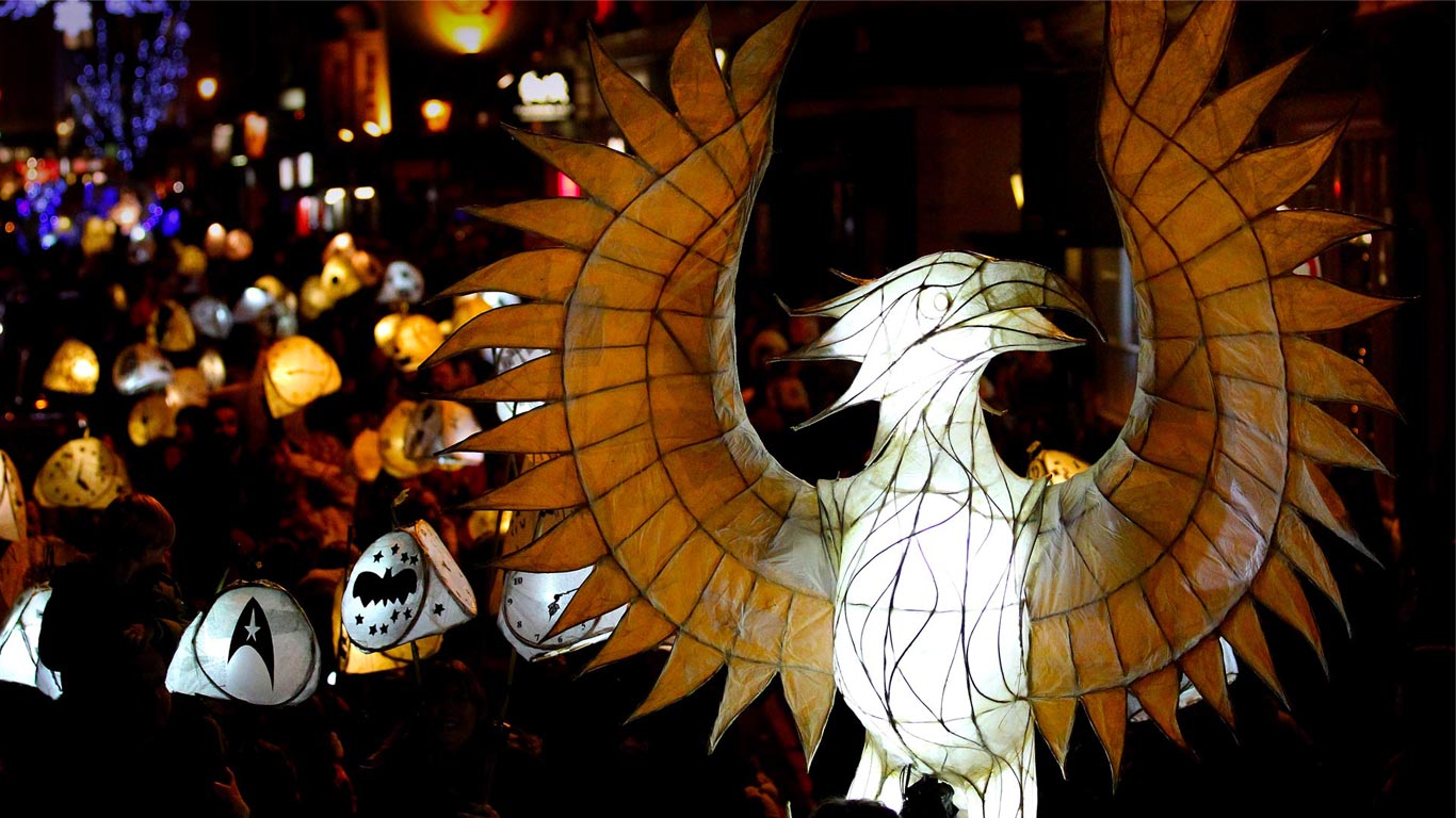 People carry lanterns at the Burning The Clocks Festival on December 21, Brighton, England (© Dan Kitwood/Getty Images)(Bing United Kingdom)