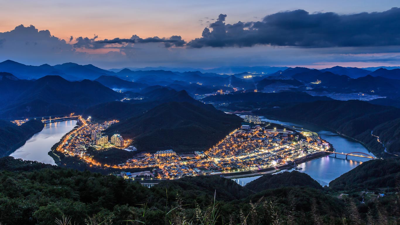Danyang County in North Chungcheong Province, South Korea (© Sungjin Kim/500px)(Bing United Kingdom)