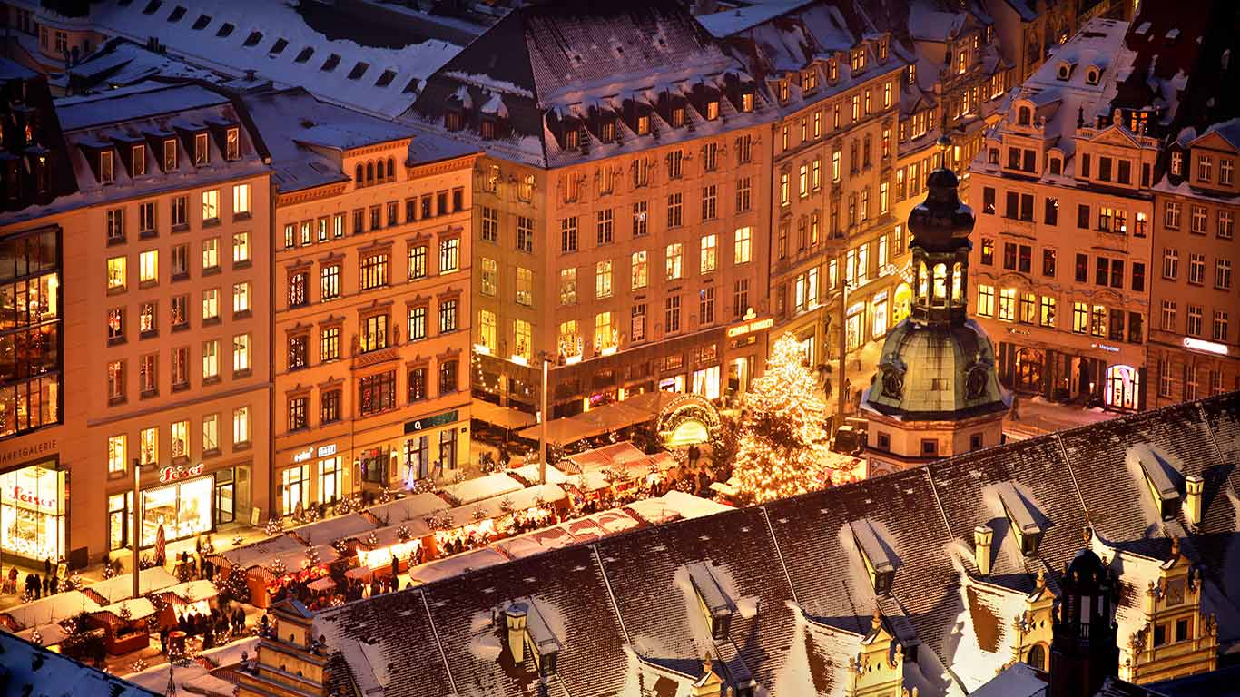 Weihnachtsmarkt vor dem Alten Rathaus, Leipzig, Sachsen, Deutschland (© dpa picture alliance archive/Alamy Stock Photo)(Bing Deutschland)
