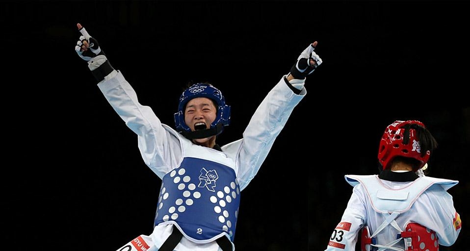 2012年8月8日伦敦ExCeL国际展览中心，吴静钰(左)庆祝女子跆拳道49公斤级决赛胜利 (© Hannah Johnston/Getty Images) &copy; (Bing China)