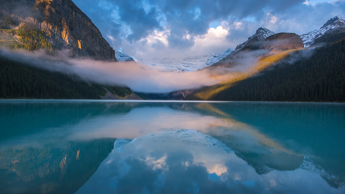 A foggy morning at the iconic Lake Louise in Alberta (© Grant Ordelheide/Tandem Stills)(Bing Canada)