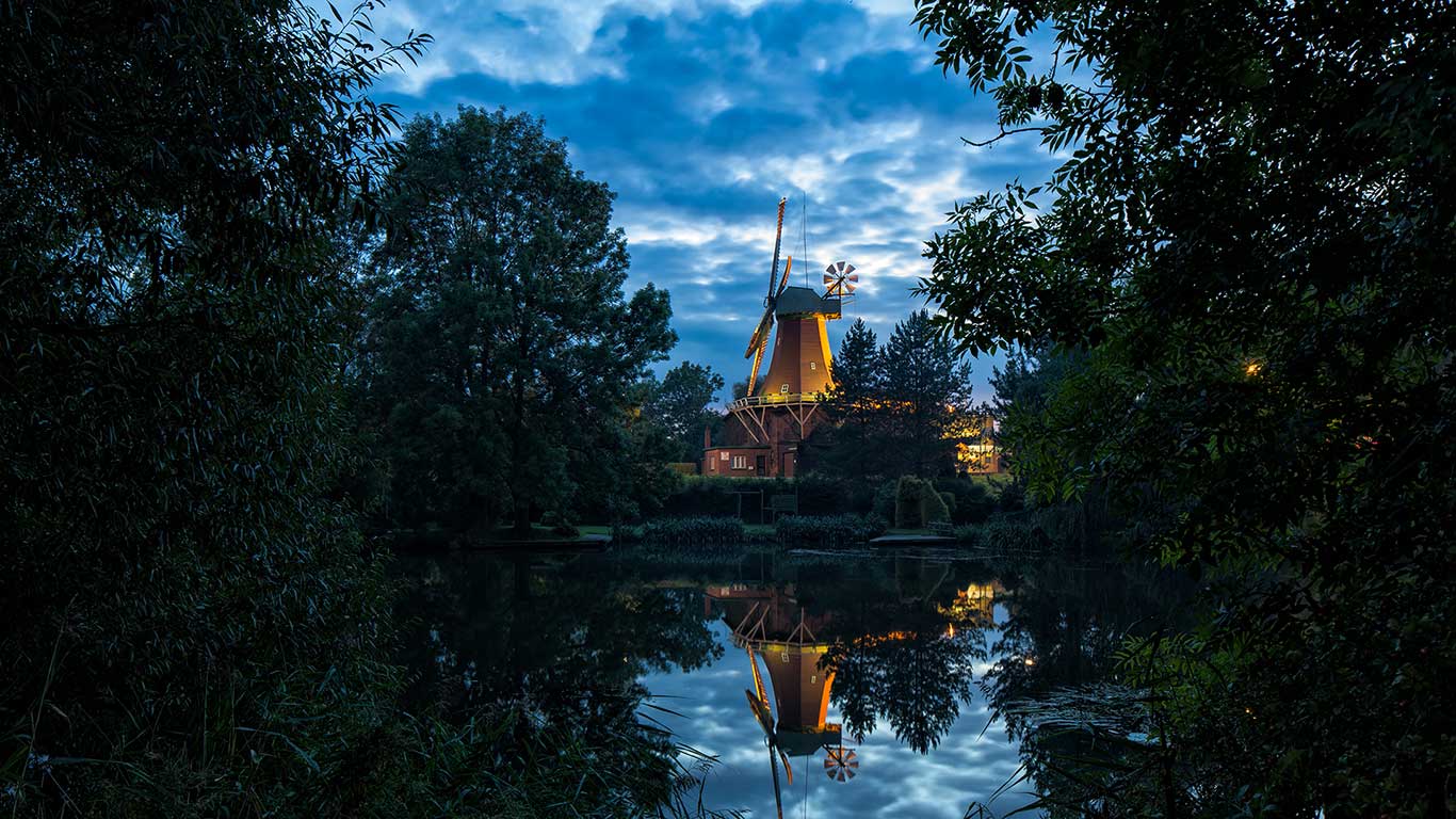 Reitbrooker Mühle an der Dove Elbe, Hamburg, Deutschland (© Andreas Kreutzer/Getty Images)(Bing Deutschland)