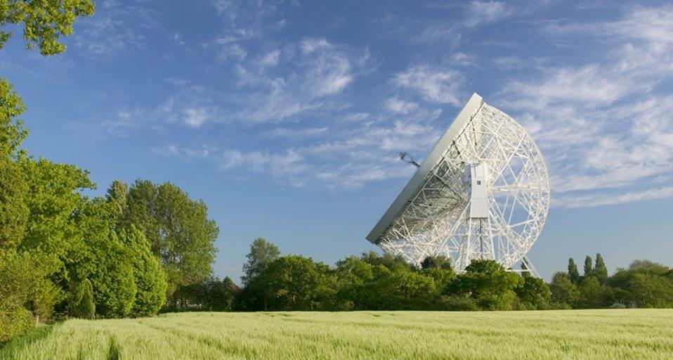 The large radio telescope at Jodrell Bank, as seen from a field of wheat, Macclesfield, England (© Ashley Cooper/Corbis) &copy; (Bing United Kingdom)