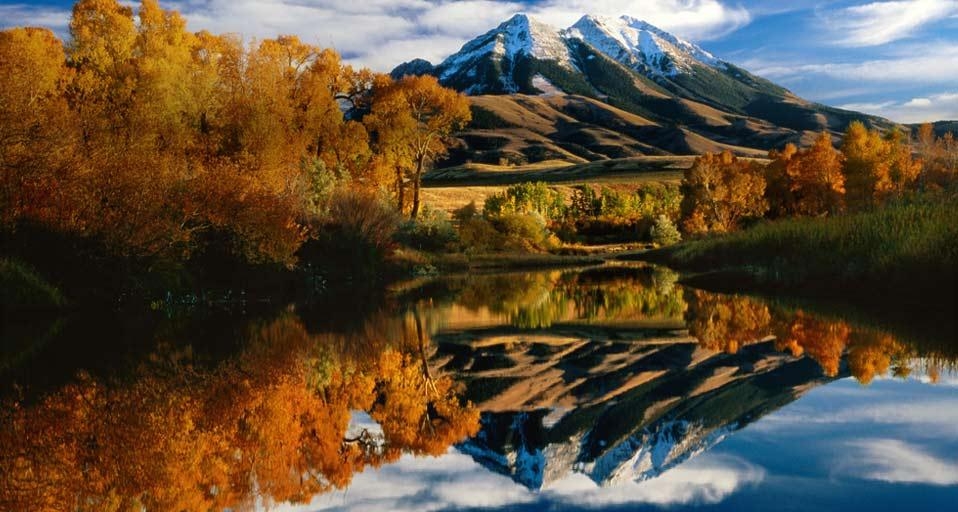 Autumn colours and Emigrant Peak, Paradise Valley, Montana, U.S.A. (© Carol Polich/Lonely Planet) &copy; (Bing Canada)