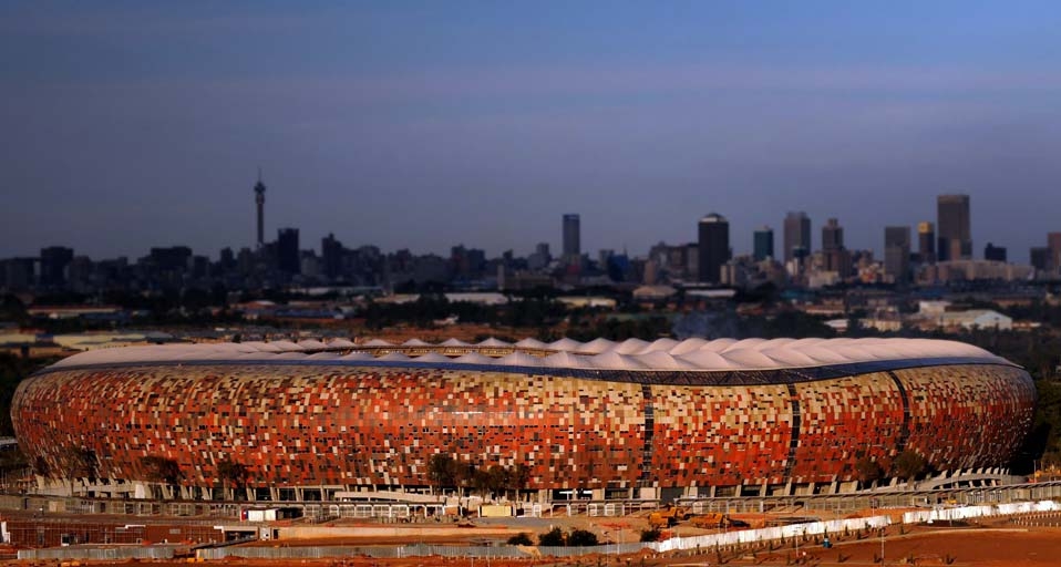Im Soccer City-Stadion in Johannesburg finden neben anderen Partien das Eröffnungs- und Endspiel der FIFA Fußballweltmeisterschaft 2010 statt – Lefty Shivambu/Gallo Images/Getty Images &copy; (Bing Germany)