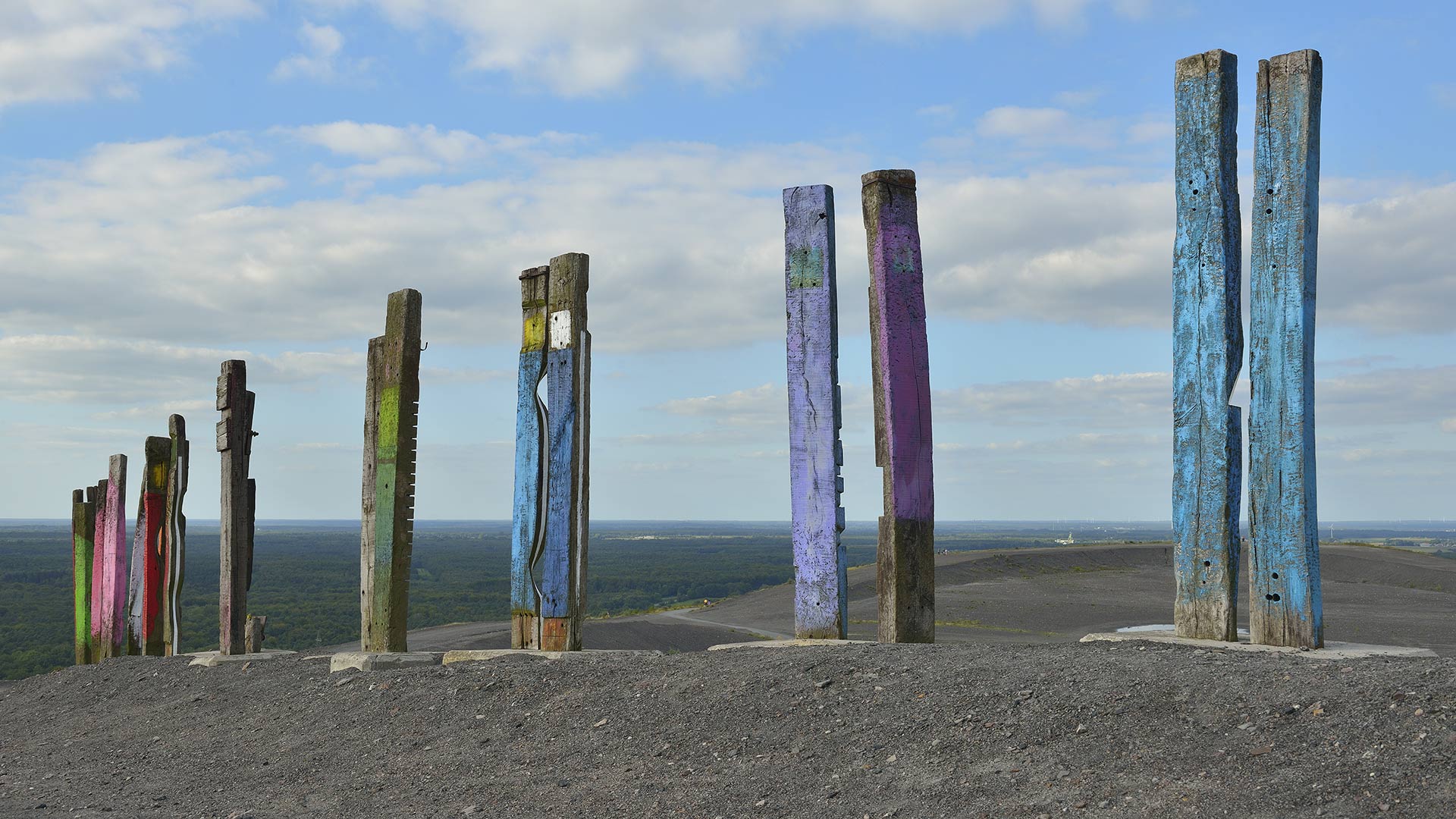 Installation „Totems“ auf der Halde Haniel, Bottrop, Ruhrgebiet, Nordrhein-Westfalen, Deutschland (© Raimund Linke/Masterfile)(Bing Deutschland)
