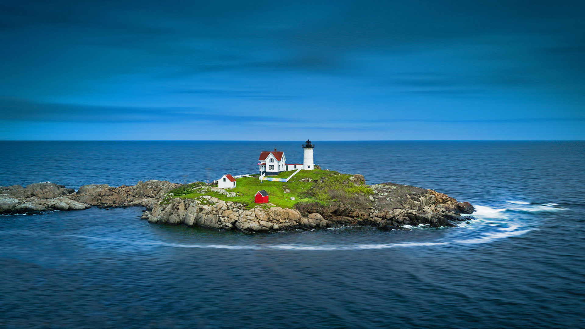 Cape Neddick Light in York, Maine (© Haizhan Zheng/Getty Images)(Bing United States)
