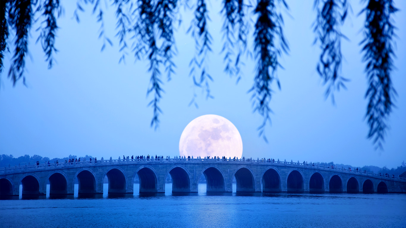 Moonrise over Seventeen Arch Bridge on Kunming Lake at the Summer Palace in Beijing, China (© Grant Faint/Getty Images)(Bing New Zealand)