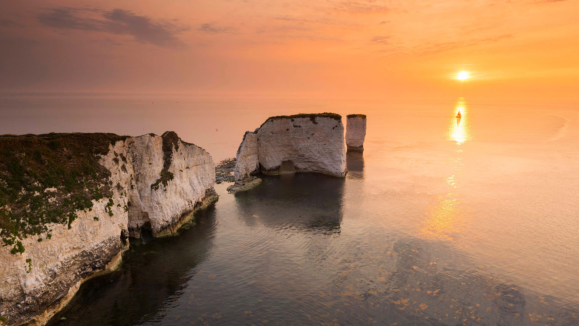 Sunrise at the chalk pinnacles of Old Harry Rocks, near Studland, Dorset (© Graham Hunt/Alamy Stock Photo)(Bing United Kingdom)