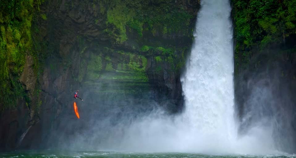 Ein Mann seilt sich neben einem Wasserfall des Flusses Alseseca in Mexiko ab – Lucas Gilman/Aurora Photos &copy; (Bing Germany)